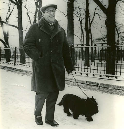 Георгий Александрович Товстоногов на прогулке с Мавриком. 